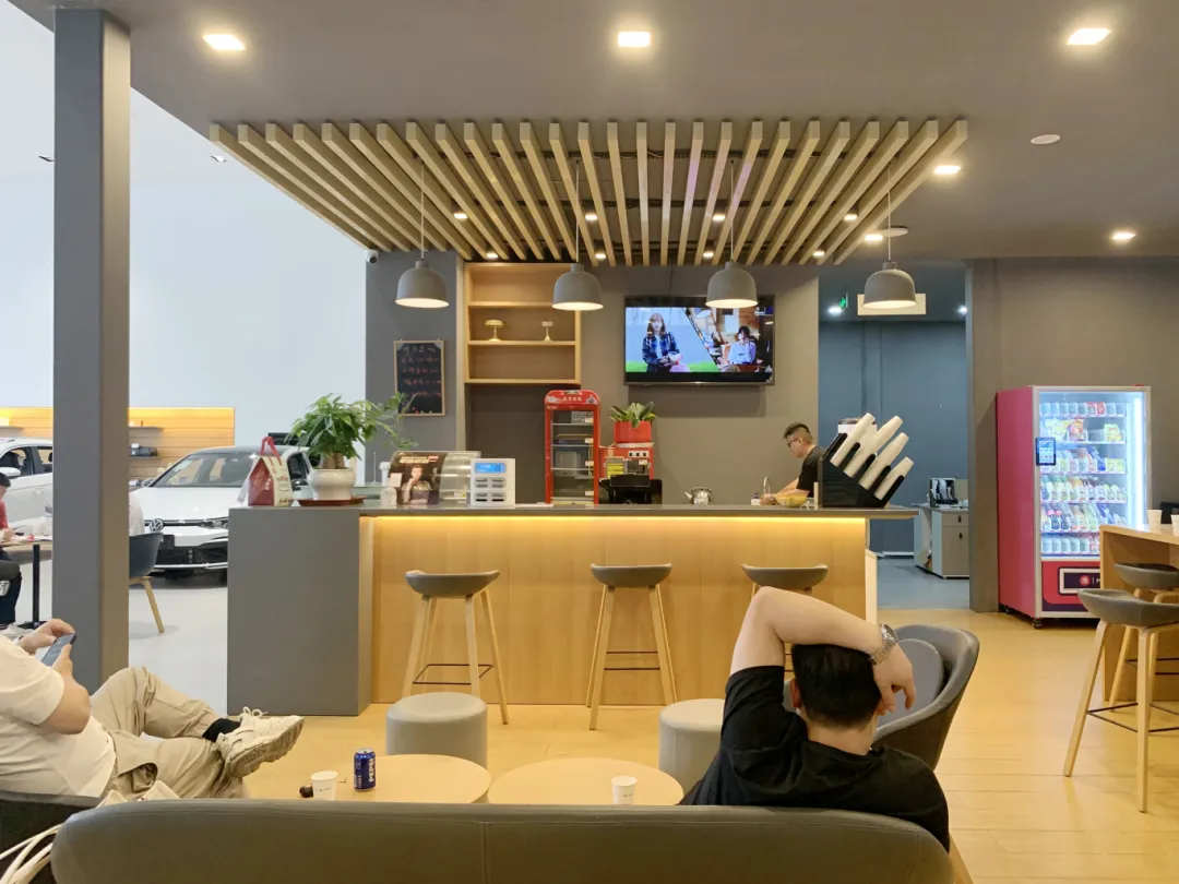 商業(yè)空間裝修|一汽大眾4S店裝修，不同色彩與材質(zhì)，賦予空間別樣質(zhì)感！